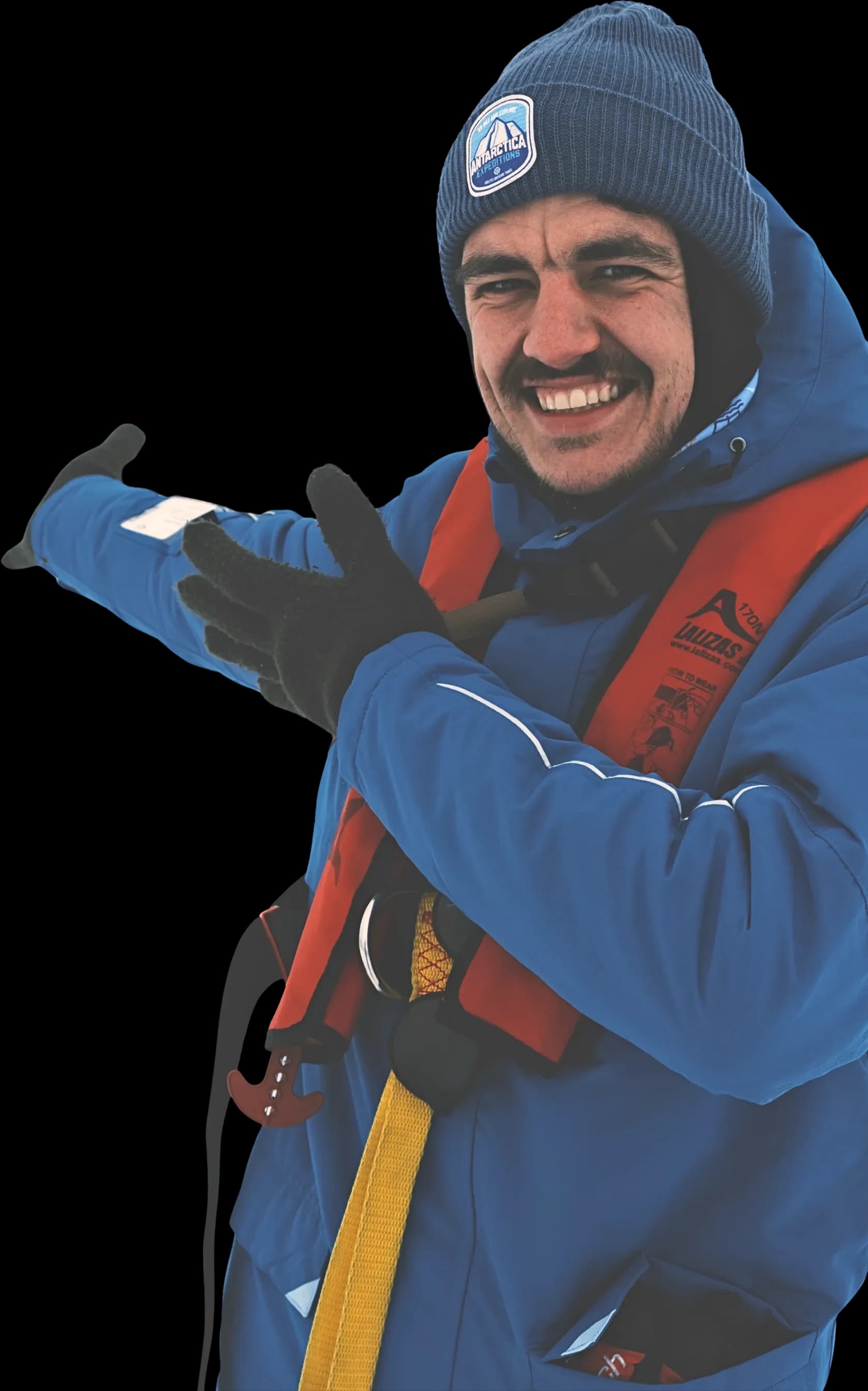 Nicolas Fischer von Blauwasser IT im Expeditionsanzug in der Antarktis, zeigt mit beiden Händen nach links